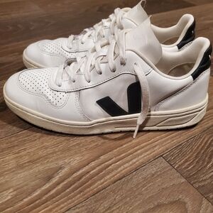Veja V-10 White Leather Sneaker Size 39 Low-Top Lace-up